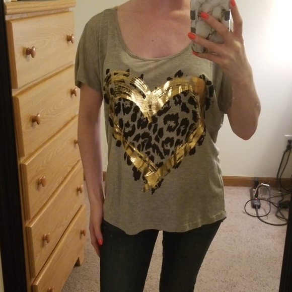 Gray, flowy t shirt with gold heart - Picture 2 of 8